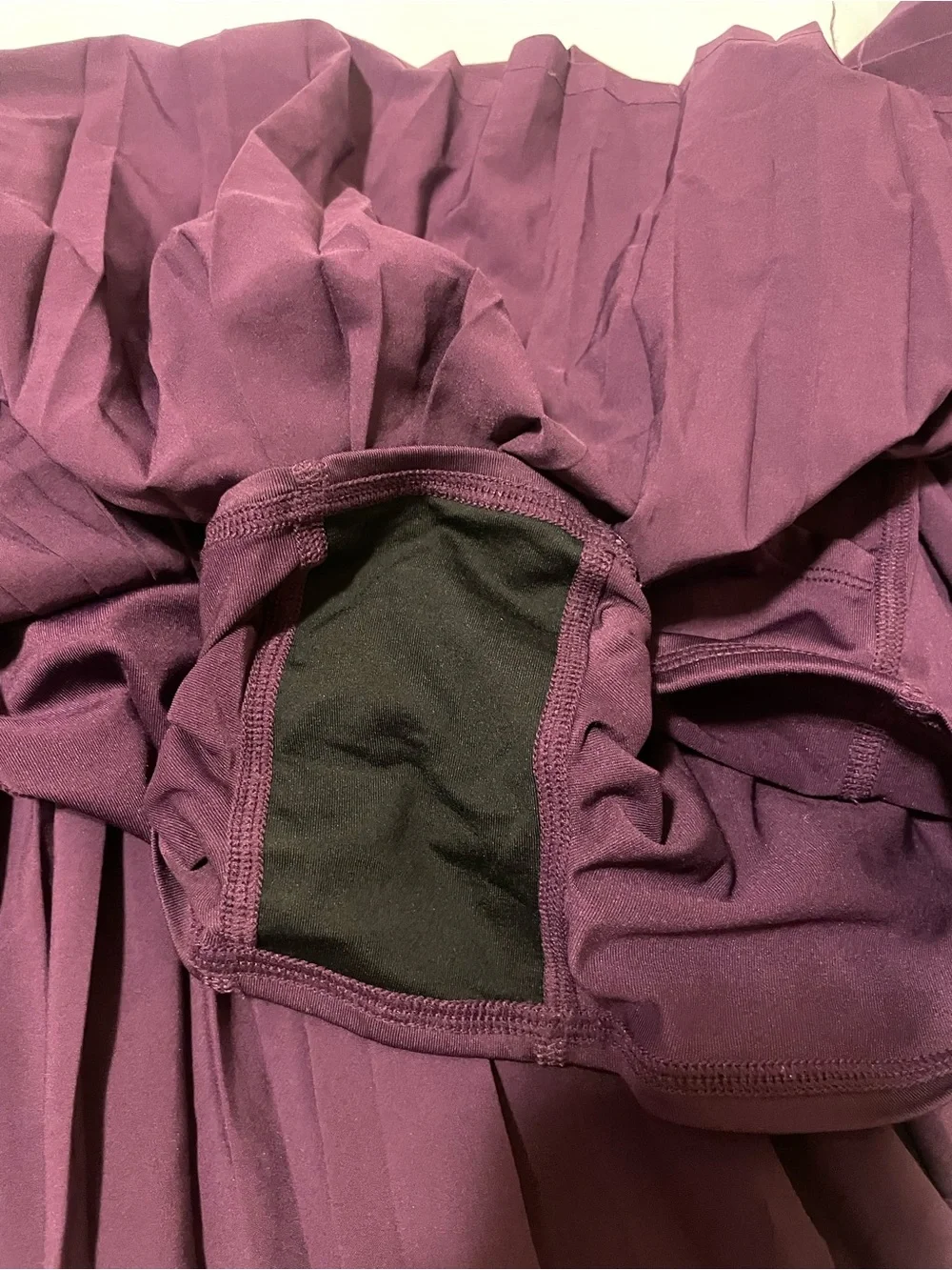 Alo yoga grand slam tennis skirt in dark plum XS